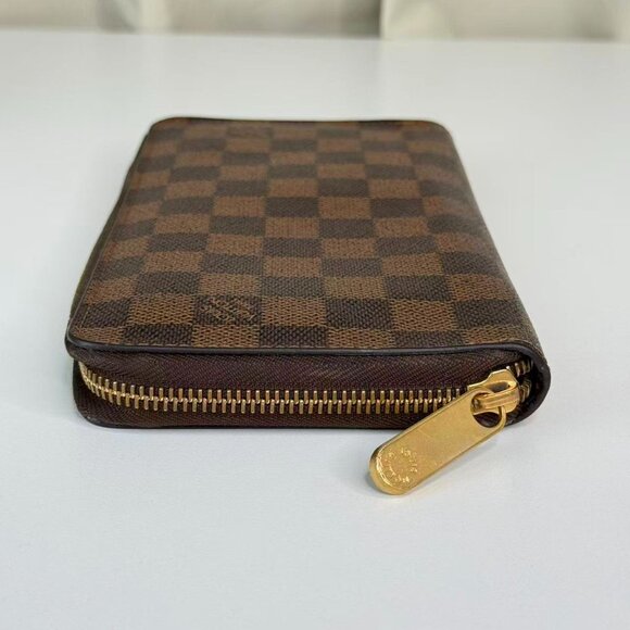 Louis Vuitton Damier Ebene Large Wallet with Classic Checkerboard Design - Picture 4 of 8